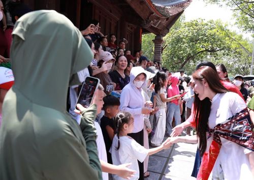 “Tôi thực sự bất ngờ và xúc động khi biết có rất đông người dân đã đến từ sáng để chờ chúng tôi. Đến lúc đoàn xuất hiện, trời nắng to nhưng mọi người vẫn đứng đó, vẫy tay và chào đón. Tôi cảm nhận được tình cảm chân thành mà người dân dành cho các thí sinh", thí sinh Nguyễn Ngọc Thảo Nguyên (SBD 450) chia sẻ.