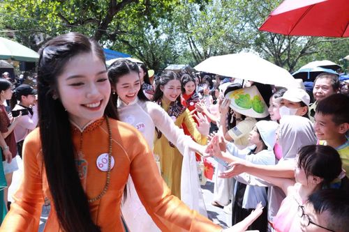Cả nghìn người có mặt từ sáng sớm chờ 53 thí sinh Hoa hậu Việt Nam 2026. Khi các cô gái xuất hiện, bà con nồng nhiệt chào đón, bất chấp thời tiết nắng nóng.