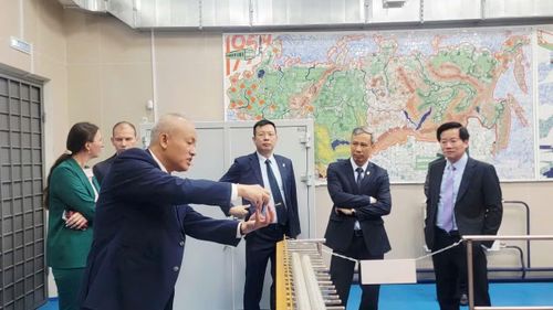 GS.VS Nguyễn Quốc Sỹ (trái) trong phòng thí nghiệm thuộc ĐH Năng lượng Quốc gia Mátxcơva. (Ảnh: NVCC)