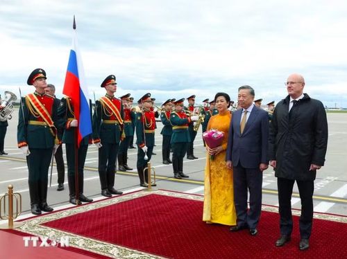 Lễ đón Tổng Bí thư, Chủ tịch nước Tô Lâm và Phu nhân tại sân bay Vnukovo ngày 7/9. Ảnh: TTXVN