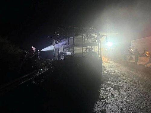 Tại hiện trường, chiếc xe khách mang biển số tỉnh Gia Lai bị cháy trơ khung.