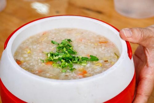 Những bát cháo nóng hổi.