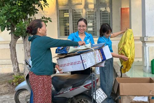 Những chai nhựa, vỏ lon được người dân phân loại, thu gom mang đến đổi lấy cháo