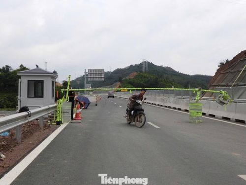 Ở hai đầu công trường dự án và các lối lên xuống phục vụ thi công đều có trạm barie và hàng rào bảo vệ, nhưng nhiều người đi xe máy vẫn chui qua rào để vào công trường cao tốc.