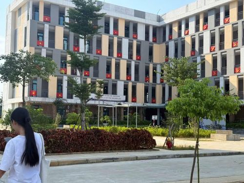 Hiện kí túc xá của trường chỉ mới đáp ứng được một nửa số sinh viên. Ảnh: ĐH