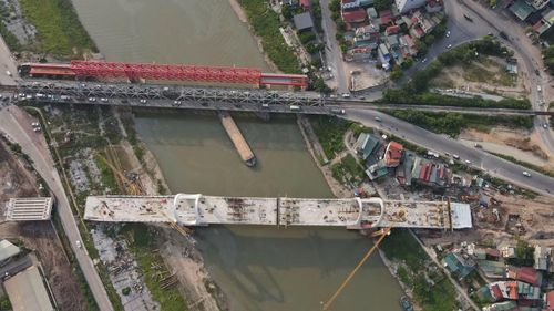Công trình có tổng mức đầu tư gần 1.850 tỷ đồng, được khởi công từ tháng 9/2023 với hai gói thầu xây lắp chính: cầu đường sắt Đuống (gói XL01) và cầu đường bộ Đuống (gói XL02). Theo tiến độ ban đầu, toàn bộ dự án dự kiến hoàn thành vào tháng 12/2025.