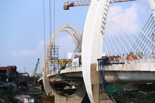 Nhằm bảo đảm tiến độ hợp long nhịp chính theo kế hoạch trong khi mặt bằng chưa thể bố trí đồng thời, 4 mũi thi công của Công ty CP Cầu 14 tạm dừng hoạt động, ưu tiên bàn giao mặt bằng cho nhà thầu Đạt Phương triển khai.