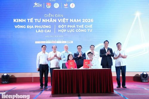 Ký kết biên bản ghi nhớ giữa Hội Doanh nhân trẻ tỉnh Lào Cai và Trung tâm Xúc tiến Đầu tư, Thương mại và Du lịch tỉnh Lào Cai tại chương trình.