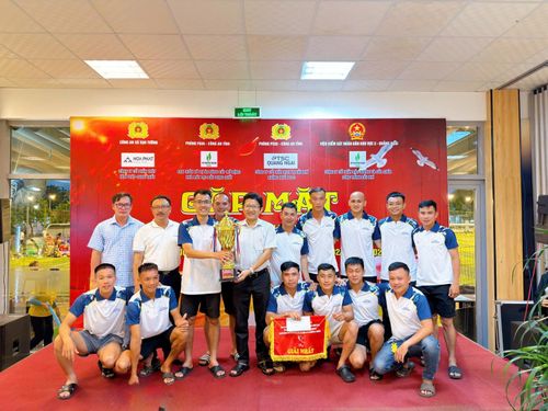 Đồng chí Trần Ngọc Trân - Bí thư Đảng ủy xã Vạn Tường trao cúp vô địch cho đội PTSC Quảng Ngãi.