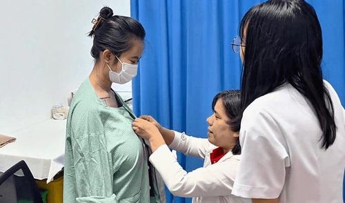 PGS.TS Phạm Thị Việt Dung, Trưởng khoa Phẫu thuật Tạo hình Thẩm mỹ, Bệnh viện Bạch Mai, thăm khám cho người bệnh (Ảnh: BVCC).