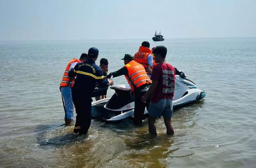 Lực lượng cứu hộ đưa cano máy ra hỗ trợ đưa ngư dân vào bờ