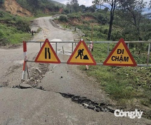 Tại Km168+900 Quốc lộ 40B, đoạn qua thôn Tu Mơ Rông, nền đường xuất hiện một đoạn sụt trượt kéo dài, tạo thành mặt đường cong, thấp hơn so với nền đường cũ.