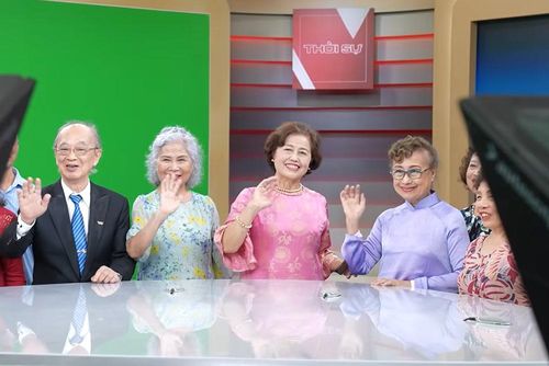 NSƯT Kim Tiến, NSƯT Thanh Hùng ngồi ở vị trí dẫn trong trường quay của VTV.