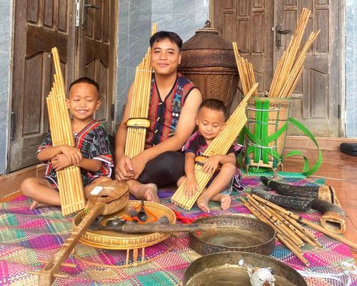 Ra Pát Ngọc Hà tự mày mò học chơi, chế tác nhiều nhạc cụ truyền thống ở vùng cao A Lưới. Ảnh: N.H