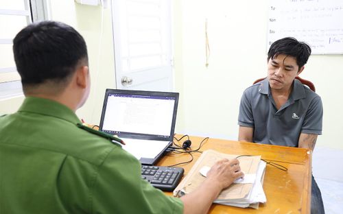 Đối tượng Huỳnh Văn Hạnh tại cơ quan công an. Ảnh: CACC