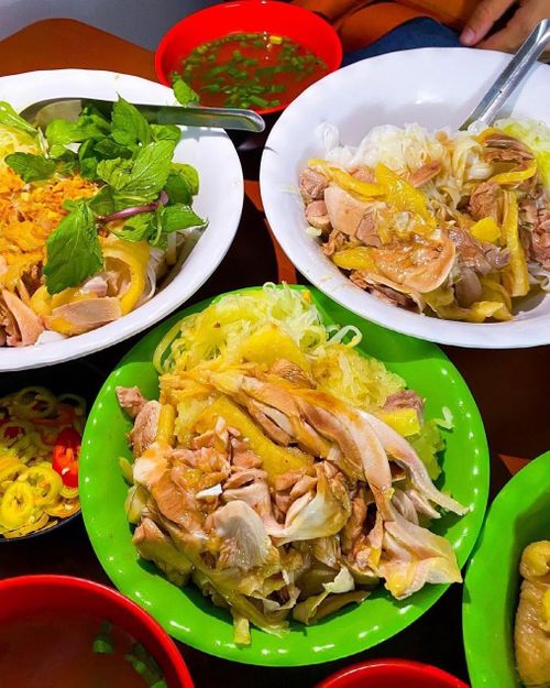 Phở gà Hạnh nổi tiếng đông khách. Ảnh: tunluvfood/eatwithmynoreo