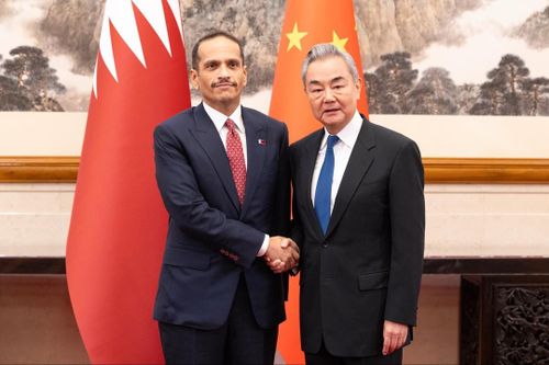 Thủ tướng Qatar Sheikh Mohammed bin Abdulrahman bin Jassim Al Thani và Ngoại trưởng Trung Quốc Vương Nghị. Ảnh: @MBA_AlThani_