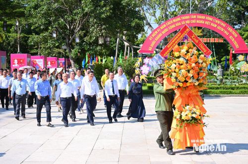 Đoàn đại biểu dự Hội nghị tổng kết Thỏa thuận hợp tác phát triển kinh tế - xã hội giữa TP. Hồ Chí Minh với 8 tỉnh dâng hương tưởng niệm Chủ tịch Hồ Chí Minh. Ảnh: Thành Cường