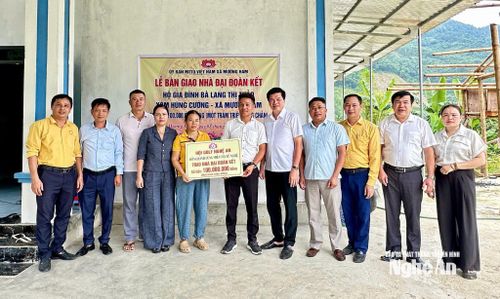 Đoàn trao hỗ trợ cho gia đình chị Lang Thị Thảo - xóm Hùng Cường, xã Mường Ham. Ảnh: Thu Hường
