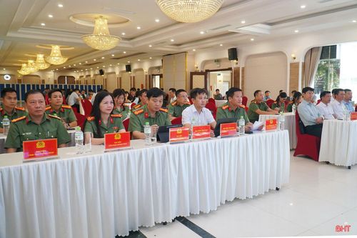 Các đại biểu và thành viên các đội theo dõi video giới thiệu về diễn tập.