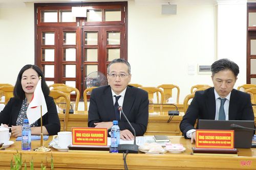 Ông Ozasa Haruhiko - Trưởng đại diện Văn phòng JETRO tại Hà Nội phát biểu tại buổi làm việc.