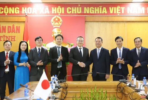 Các đại biểu chụp ảnh lưu niệm.