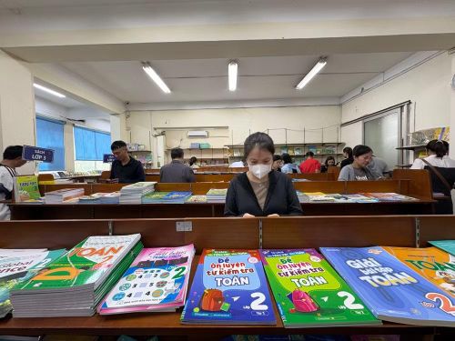 Đông đảo phụ huynh tìm mua sách cho con sáng nay, 8/9. (Ảnh: PV/Vietnam+)