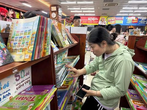 Phụ huynh tìm mua sách tại nhà sách ADCbook tối 7/9, nhưng trên các kệ hầu như chỉ còn sách tham khảo. (Ảnh: PV/Vietnam+)