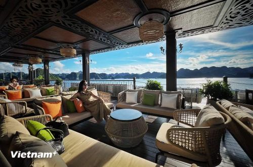 Du khách trải nghiệm du thuyền 5 sao trên vịnh Hạ Long. (Ảnh: Mai Mai/Vietnam+)