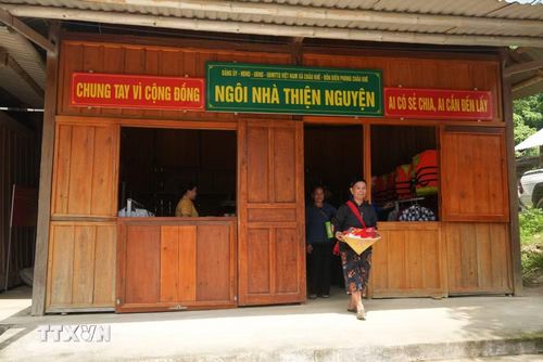 "Gian hàng không đồng" không chỉ là nơi trao tặng vật chất mà còn là nơi kết nối tình cảm quân dân. (Ảnh: Bích Huệ/TTXVN)