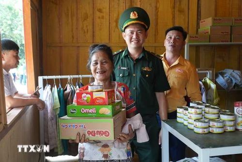 Niềm vui của bà con bản Bu Nà, xã Châu Khê khi đón nhận những món quà tình nghĩa từ "Gian hàng không đồng". (Ảnh: Bích Huệ/TTXVN)