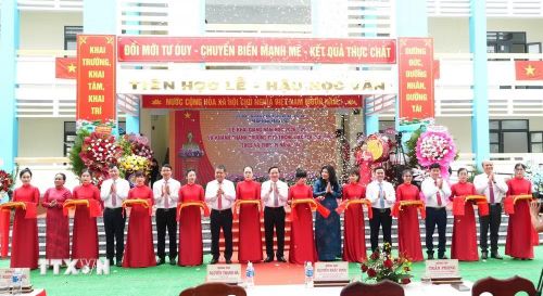 Phó Chủ tịch Quốc hội Nguyễn Khắc Định cắt băng khánh thành và đưa vào sử dụng Trường Phổ thông Dân tộc nội trú Trung học cơ sở-Trung học phổ thông Pi Năng Tắc. (Ảnh: Phan Sáu/TTXVN)