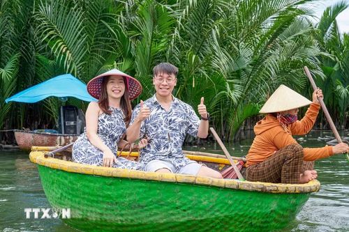 Du khách thích thú trải nghiệm thuyền thúng ở rừng dừa Bảy Mẫu. (Ảnh: Khánh Hòa/TTXVN)