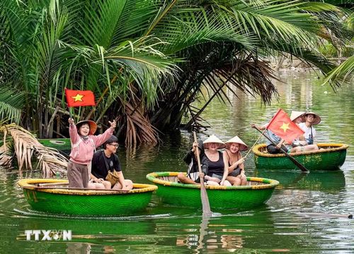 Không chỉ là phương tiện di chuyển, thuyền thúng còn trở thành một sản phẩm trải nghiệm du lịch độc đáo, gắn với văn hóa sông nước và tạo nên những khoảnh khắc ấn tượng cho du khách khi đến vùng đất này. (Ảnh: Khánh Hòa/TTXVN)