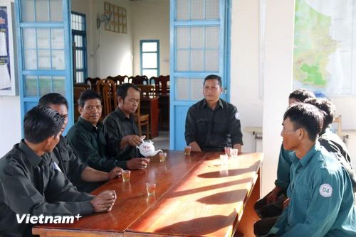 Anh Nguyễn Ngọc Vấn họp bàn với các thành viên trong Đội bảo vệ rừng Hàm Cần 3 về kế hoạch tuần tra rừng trong tuần. (Nguồn: VietnamPlus)