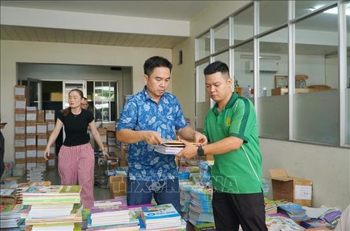 Nhân viên Cửa hàng Sách Giáo dục số 231 Nguyễn Văn Cừ, phường Chợ Quán soạn sách giáo khoa phục vụ khách.