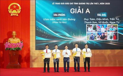Bí thư Tỉnh ủy Quảng Trị Nguyễn Văn Phương trao Giải A Giải thưởng Báo chí Quảng Trị lần thứ I cho nhóm tác giả.