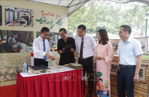 Du khách hào hứng trải nghiệm in tranh dân gian Đông Hồ tại cụm di tích đình, chùa Đồng Kỵ, phường Đồng Nguyên, tỉnh Bắc Ninh.