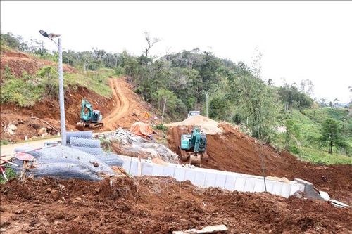 Công tác khắc phục sạt lở Km76+800 đến Km77+154, Quốc lộ 24 đang được gấp rút triển khai. Ảnh: Cao Nguyên/TTXVN