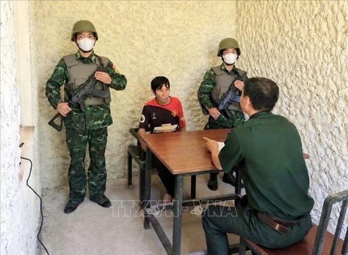 Đối tượng Sùng A Nơ và tang vật vụ án tại cơ quan điều tra. Ảnh: TTXVN phát