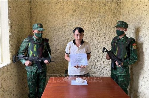 Đối tượng Cứ A Linh và tang vật vụ án tại cơ quan điều tra. Ảnh: TTXVN phát