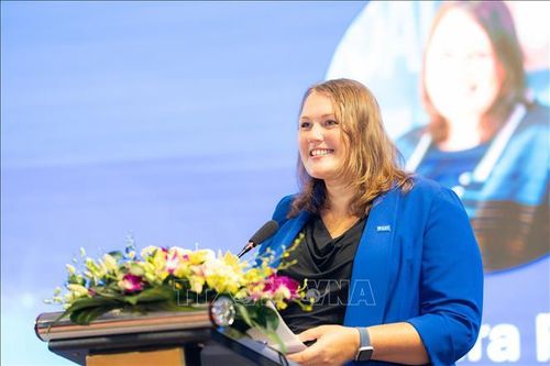 Bà Kendra Rinas, Trưởng đại diện IOM tại Việt Nam phát biểu tại hội thảo. Ảnh: TTXVN phát