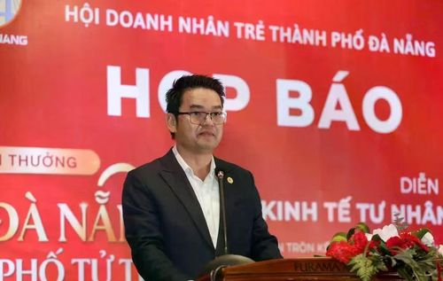 Ông Mai Minh Vương, Chủ tịch Hội Doanh nhân trẻ Đà Nẵng (YBA Đà Nẵng) phát biểu tại họp báo. Ảnh DT.