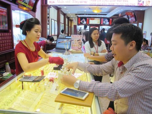 Giá vàng chiều 22/3 có xu hướng giảm đồng loạt. Ảnh: TTXVN