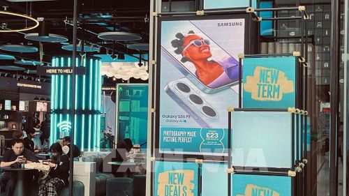 Điện thoại Samsung được rao bán theo hình thức trả góp từ 23 bảng mỗi tháng, cách chia nhỏ chi phí khi giá thiết bị ngày một cao. Ảnh: Hương Giang - PV TTXVN tại Anh
