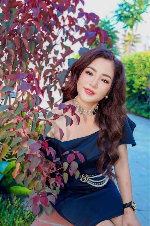 Thúy Nga nhận sự quan tâm của khán giả khi chia sẻ về đời thường, hoặc những buổi gặp gỡ bạn bè ở nước ngoài.