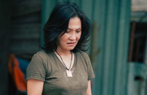 Hồng Đào gây chú ý với vai bà chủ trại hòm trong “Lên hương”.