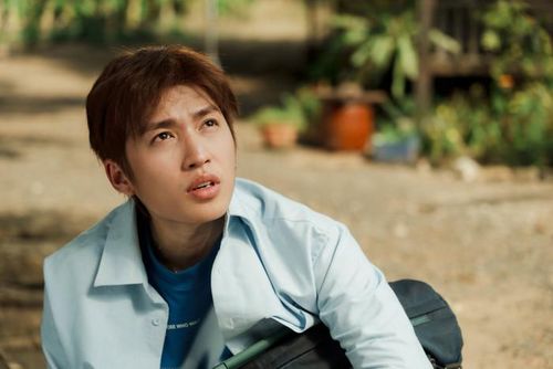 Vai Trí Bình trong Nghỉ hè sợ nghỉ hưu đánh dấu lần đầu Cody Nam Võ đảm nhận nam chính điện ảnh.