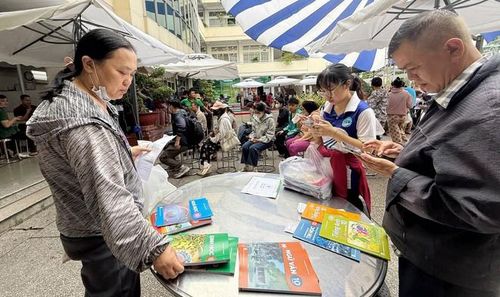 Phụ huynh tìm mua sách giáo khoa cho con dù năm học mới đã bắt đầu 