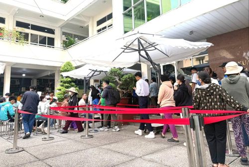 Phụ huynh xếp hàng tại Nhà xuất bản Giáo dục Việt Nam trên đường Nguyễn Văn Cừ (phường Chợ Quán, TPHCM) để chờ mua sách cho con.